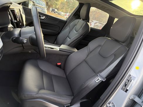 Certified 2025 Volvo XC60 B5 Plus image 8