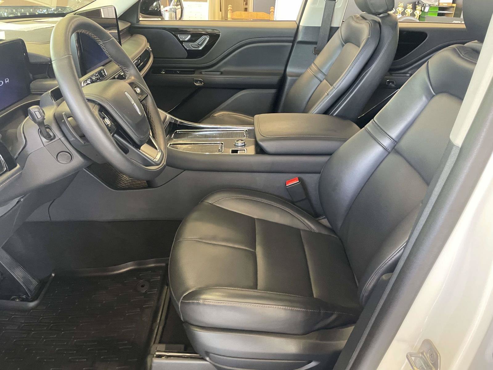 Certified 2026 Lincoln Aviator AWD w/ Jet Appearance Package image 12