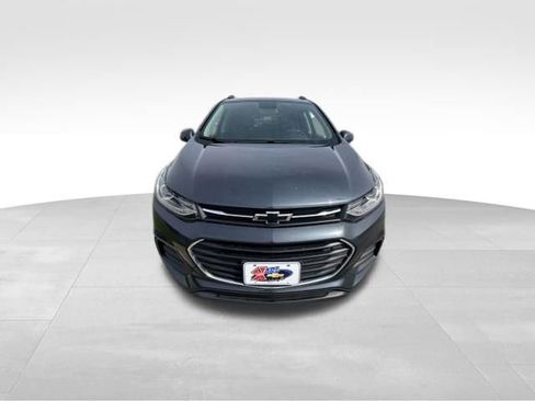 Used 2021 Chevrolet Trax LT w/ Premium Seat Package AWD/4WD image 2