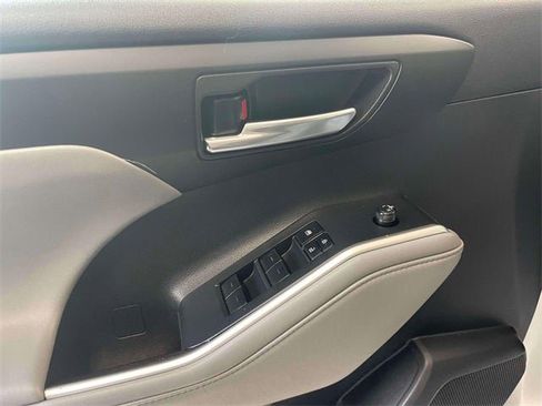 Certified 2022 Toyota Highlander XLE image 18