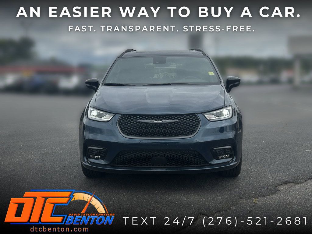 Used 2025 Chrysler Pacifica Limited AWD/4WD image 2