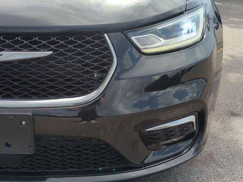 Used 2023 Chrysler Pacifica Touring-L FWD image 11