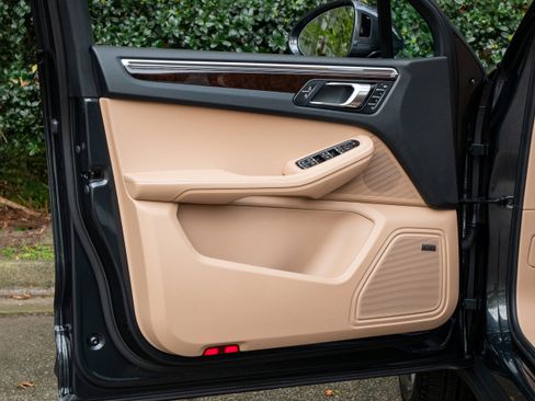 Certified 2025 Porsche Macan image 26