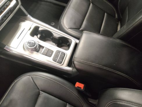 Used 2021 Ford Explorer XLT w/ Equipment Group 202A RWD image 26