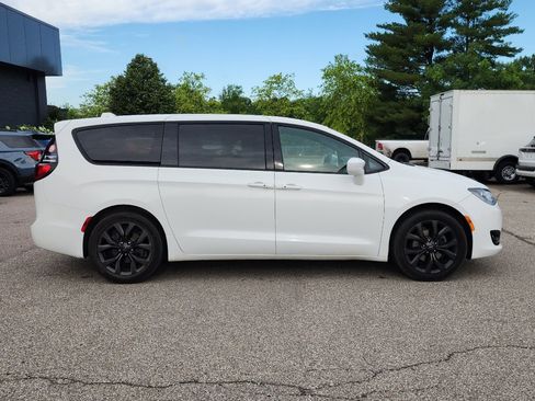 Used 2018 Chrysler Pacifica Touring Plus w/ S Appearance Package FWD image 8