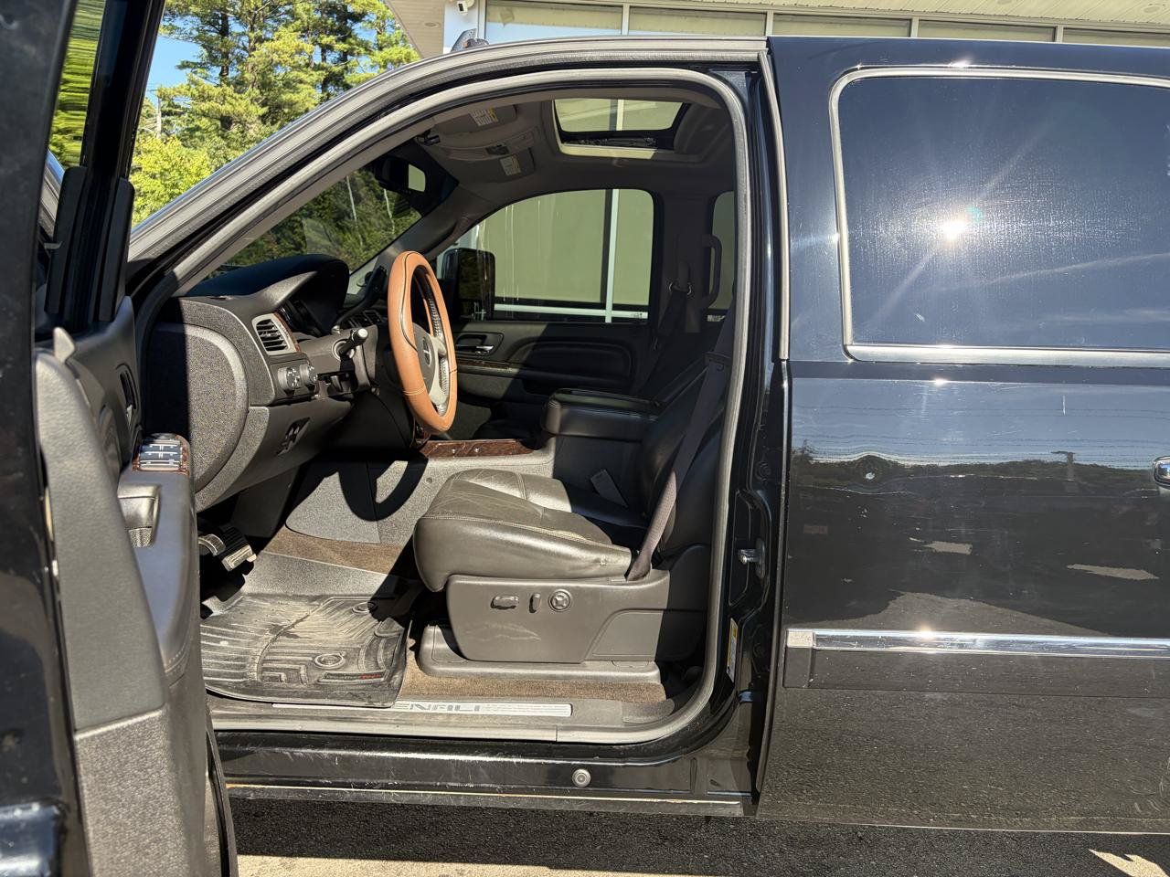 Used 2012 GMC Sierra 2500 Denali w/ Suspension Package, Off-Road AWD/4WD image 18