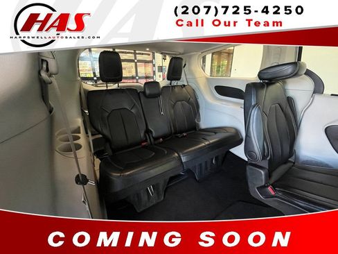 Used 2024 Chrysler Pacifica Touring-L FWD image 15