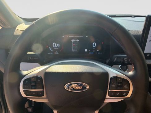 Used 2025 Ford Explorer Active AWD/4WD image 26