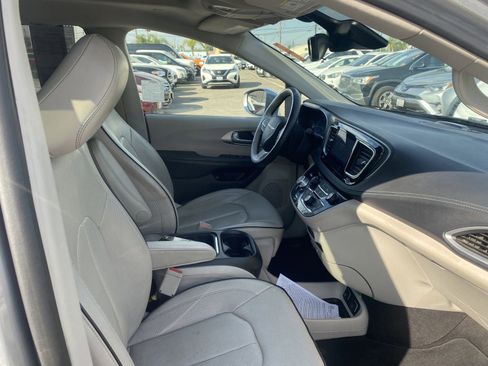 Used 2017 Chrysler Pacifica Platinum image 18