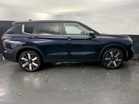 New 2025 Mitsubishi Outlander SE image 2