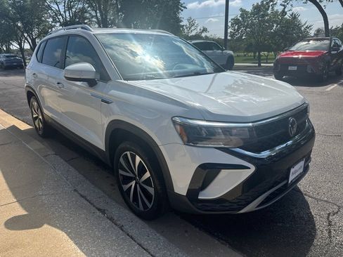 Used 2023 Volkswagen Taos SE w/ Panoramic Sunroof Package AWD/4WD image 8