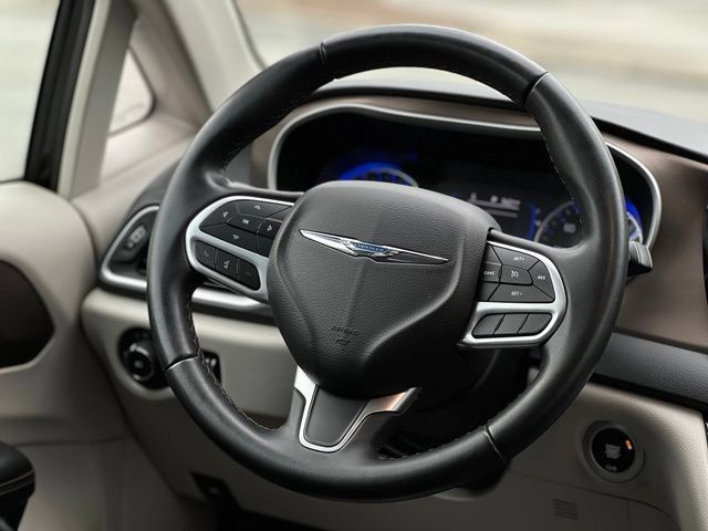 Used 2018 Chrysler Pacifica Touring-L FWD image 27
