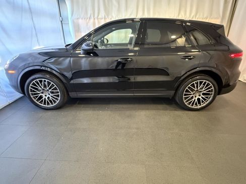 Used 2022 Porsche Cayenne Platinum Edition image 2