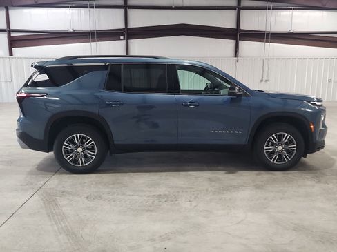 Used 2025 Chevrolet Traverse LT image 6