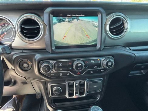 Used 2018 Jeep Wrangler Unlimited Sahara w/ Uconnect 4C Nav & Sound Group AWD/4WD image 17