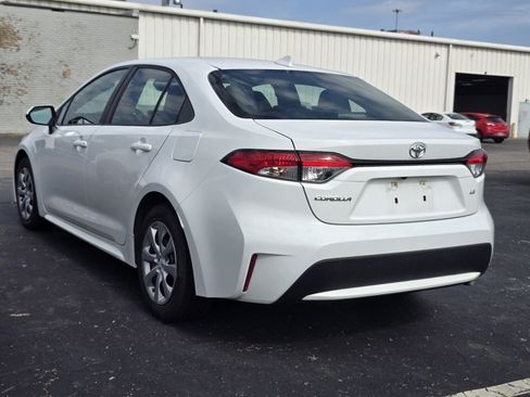 Certified 2022 Toyota Corolla LE FWD image 5