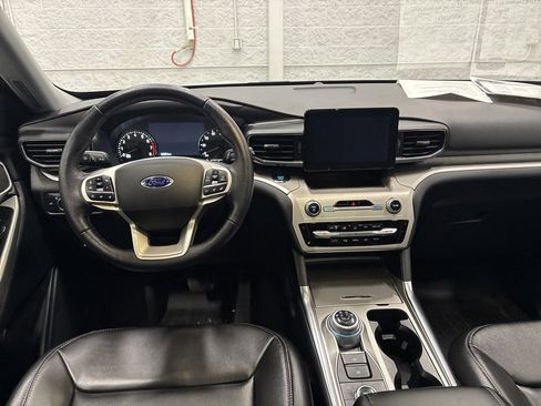 Used 2021 Ford Explorer XLT w/ Equipment Group 202A image 10