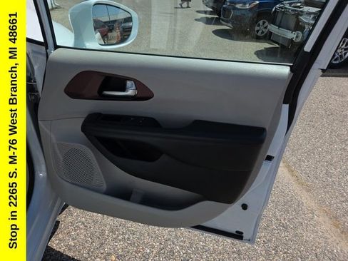 Used 2020 Chrysler Pacifica Limited FWD image 47