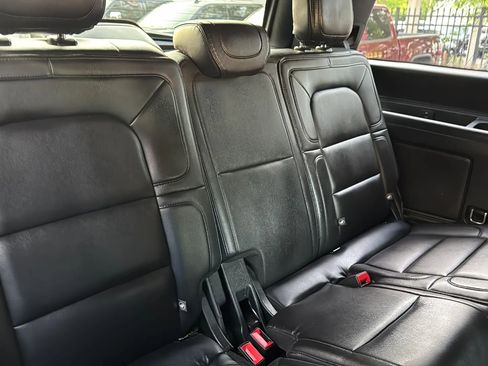 Used 2018 Lincoln Navigator Premiere AWD/4WD image 32