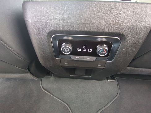Used 2025 Chevrolet Suburban Z71 AWD/4WD image 21