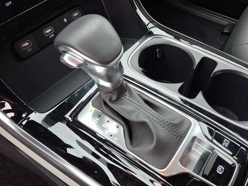 Certified 2024 Kia Carnival EX FWD image 16