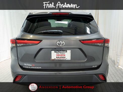 Used 2023 Toyota Highlander XLE FWD image 4