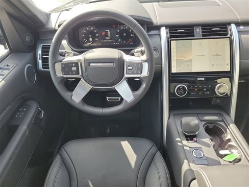 New 2025 Land Rover Discovery Metropolitan Edition image 19