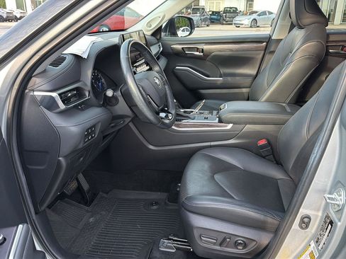 Certified 2020 Toyota Highlander Limited FWD image 10