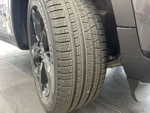 Certified 2025 Jeep Grand Cherokee L Limited w/ Black Appearance Package image 13