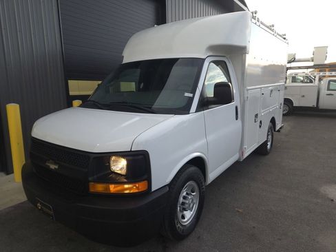 Used 2017 Chevrolet Express 3500 image 2