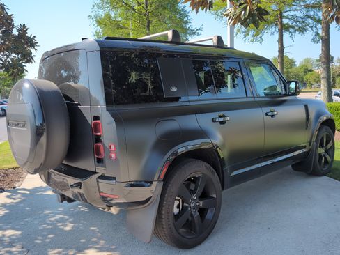 Used 2024 Land Rover Defender 110 X-Dynamic SE image 10