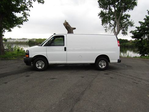 Used 2021 Chevrolet Express 2500 w/ Driver Convenience Package RWD image 3