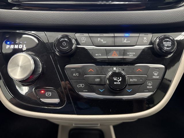 Used 2023 Chrysler Pacifica Touring-L FWD image 17