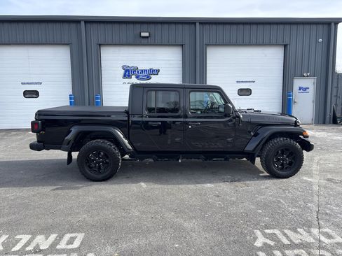 Used 2023 Jeep Gladiator Willys image 2