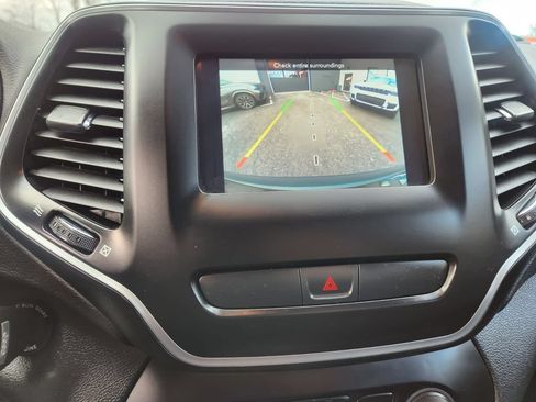 Used 2019 Jeep Cherokee Latitude w/ Popular Appearance Group AWD/4WD image 12