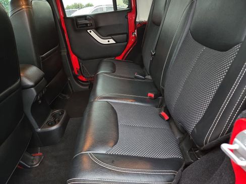 Used 2015 Jeep Wrangler Unlimited Sahara AWD/4WD image 18