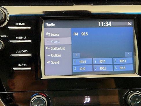 Used 2018 Toyota Camry SE w/ Moonroof Package FWD image 19