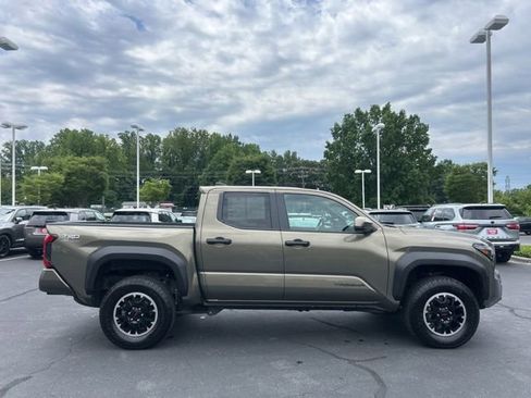 Used 2025 Toyota Tacoma TRD Off-Road AWD/4WD image 5