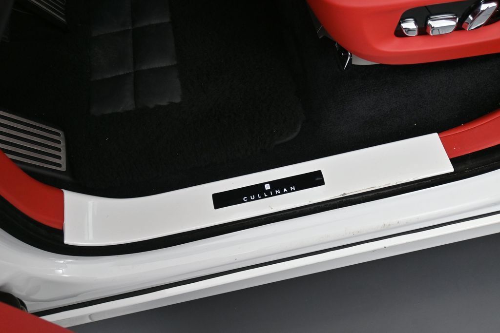 Certified 2019 Rolls-Royce Cullinan AWD/4WD image 16