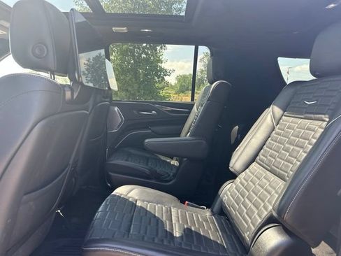 Used 2024 Cadillac Escalade ESV Sport Platinum w/ LPO, ONYX Package AWD/4WD image 8