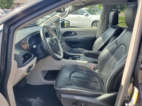 Used 2021 Chrysler Pacifica Limited AWD/4WD image 14