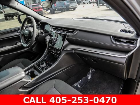 Used 2025 Jeep Grand Cherokee Laredo w/ Luxury Tech Group I AWD/4WD image 13