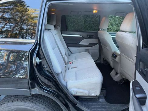 Used 2018 Toyota Highlander LE FWD image 28