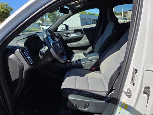Certified 2025 Volvo XC40 B5 Core AWD/4WD image 19