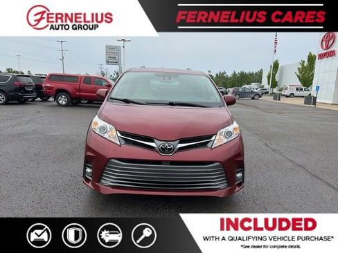 Used 2020 Toyota Sienna XLE w/ XLE Navigation Package FWD image 4