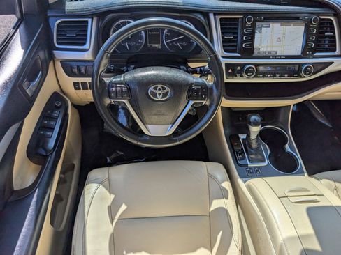 Used 2018 Toyota Highlander XLE image 12