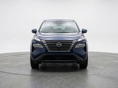 Used 2025 Nissan Rogue SV image 2