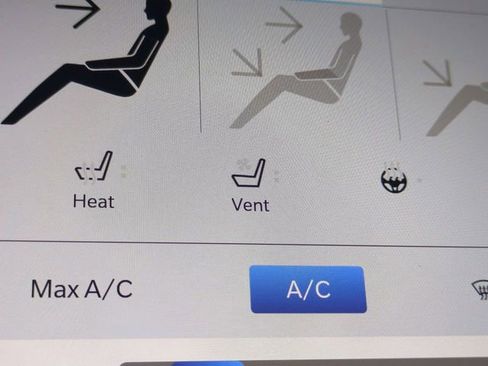 New 2026 Chrysler Pacifica Limited w/ Uconnect Theater Family Group image 24