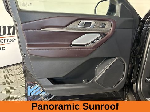 Used 2025 Ford Explorer Platinum image 9