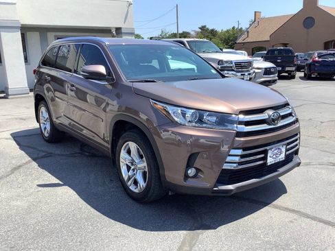 Used 2017 Toyota Highlander Limited AWD/4WD image 7